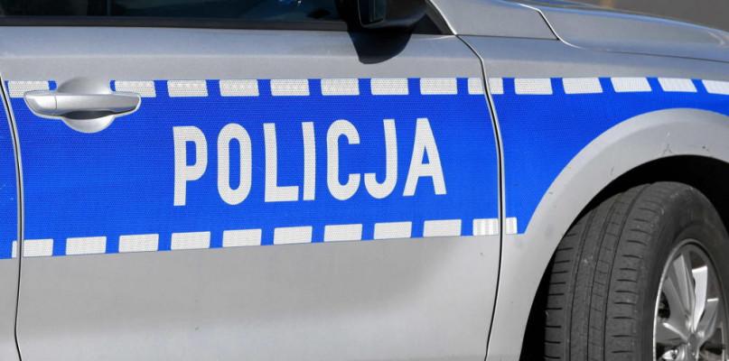 Wsiadł do auta bez tablic i chciał przejechać przypadkowe osoby! Grozi mu...