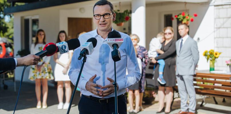 Premier Morawiecki w Bujałach-Gniewoszach o polityce społecznej