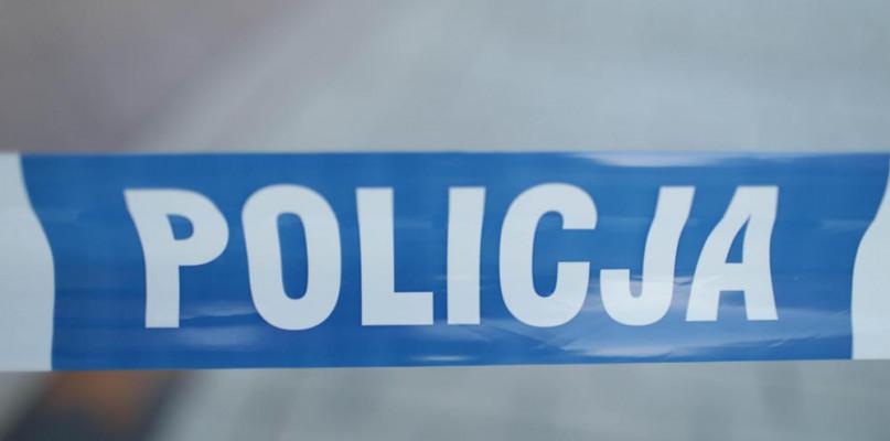 8-latka zadzwoniła na policję! Chodziło o jej 2-letnią siostrę i... pijaną matkę