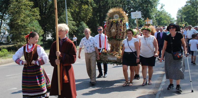 Dożynki Powiatowe: Z pięknymi wieńcami i upalną pogodą.