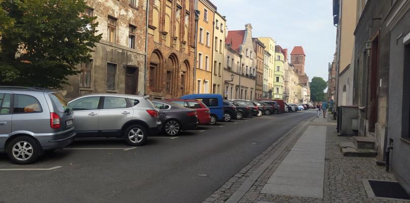 Za parkowanie na chodniku będzie groził mandat? Wszystko przez 