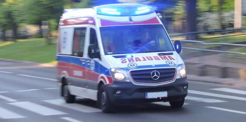 Zasłabła i dachowała. Pomogli policjanci.