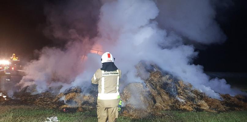 To już druga noc z pożarem bel słomy