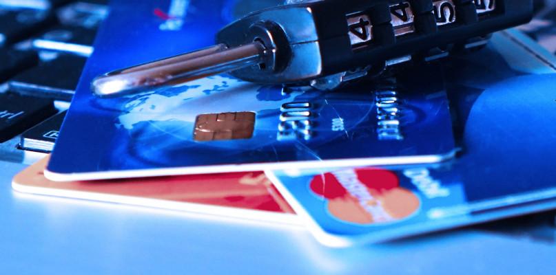 UOKiK prowadzi postępowanie wobec pięciu znanych banków. Chodzi o...