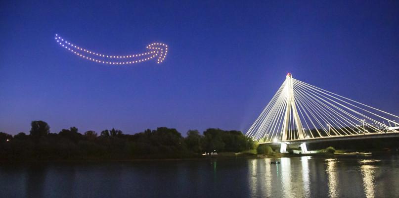 Specjalny pokaz dronów w Warszawie z okazji pierwszego Amazon Prime Day w Polsce