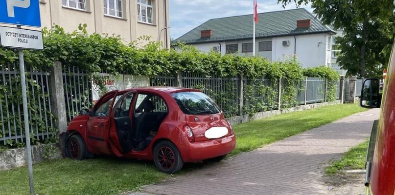 Auto uderzyło w ogrodzenie komendy policji