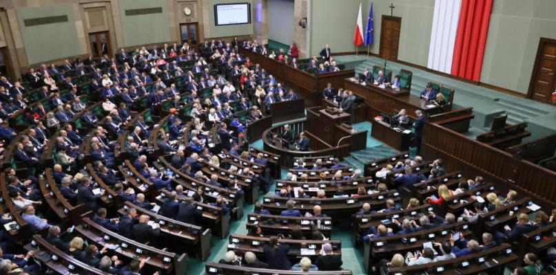 Jest najnowszy sondaż! Jakie poparcie ma PiS, a jakie opozycja?
