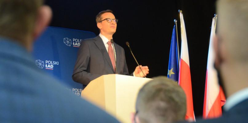 Premier Morawiecki przedłuża stopnie alarmowe! Co to oznacza dla Polaków?	