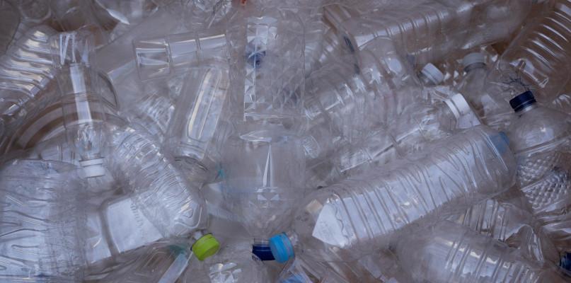 System kaucyjny opóźniony? Trwa spór o jedną frakcję 