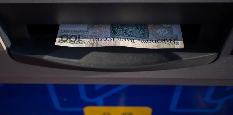 Duże banki zapowiedziały przerwy. Czy trzeba wybrać gotówkę z bankomatu? 