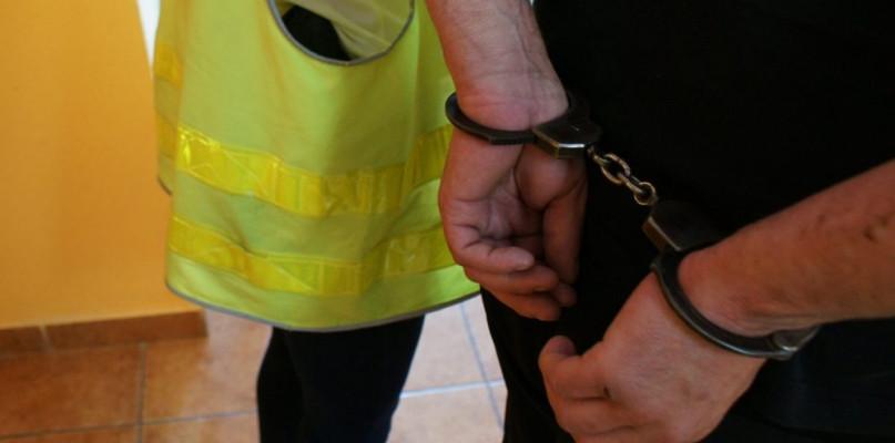 Zwrócił uwagę policjantów światłami w aucie i nerwowym zachowaniem