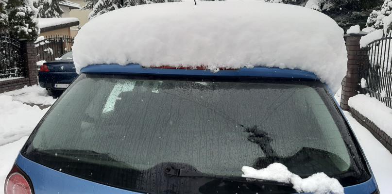Policja przypomina: za nieodśnieżone auto można dostać nawet 3 tys. zł mandatu!
