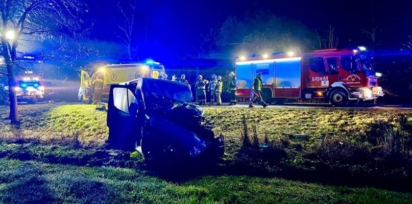 Dwie osoby w szpitalu po zderzeniu renault i mercedesa