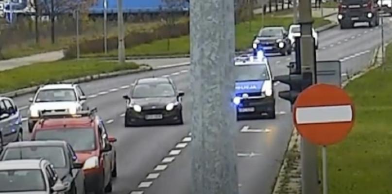 Brawurowy pościg przez centrum miasta! Prawie potrącił pieszego [WIDEO]