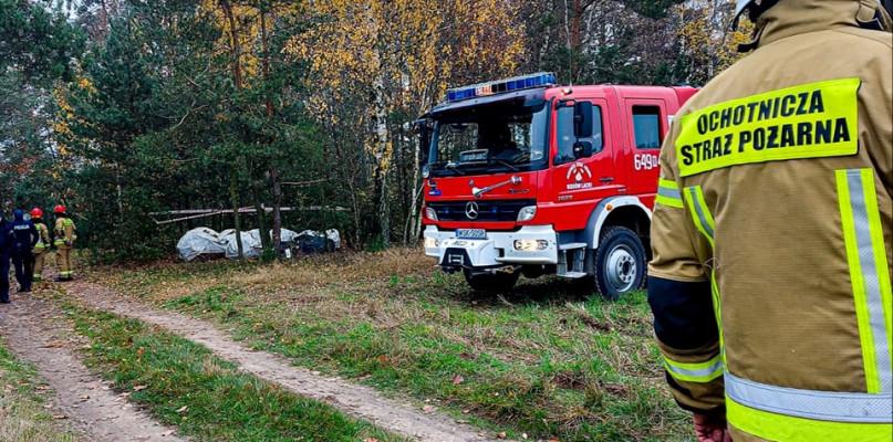 Ktoś wyrzucił beczki w lesie pod Trzcińcem Dużym