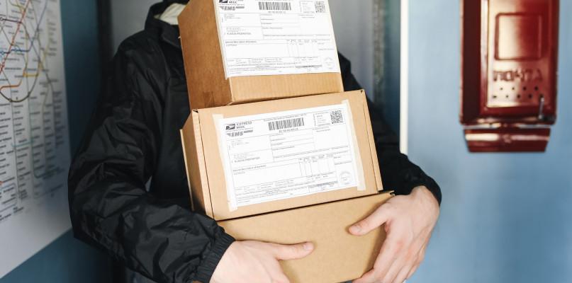 Ta firma wprowadzi własne automaty paczkowe. Staną w tych miejscach