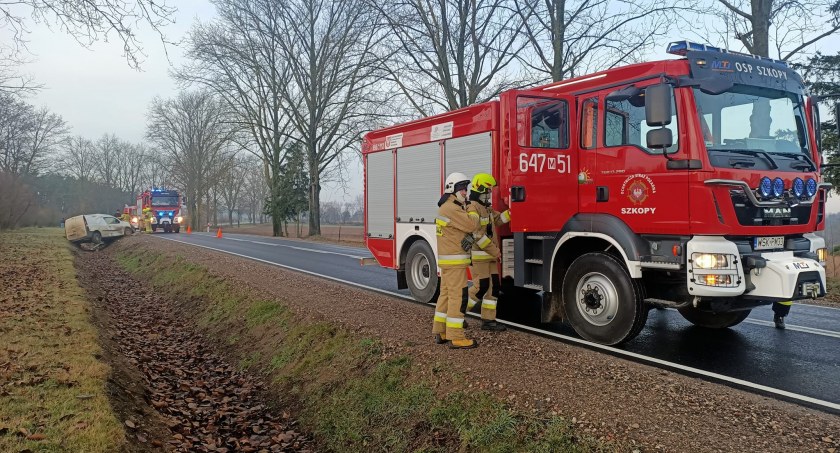 Dachowała renówka, kierująca trafiła do szpitala