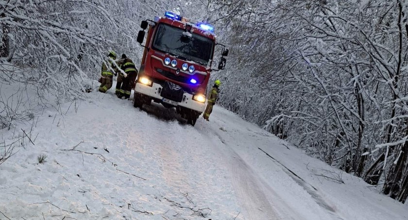Atak zimy w powiecie. Strażacy mają dużo pracy.
