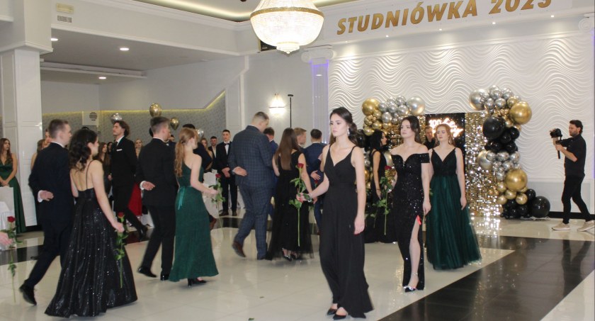 Studniówka w ZS nr 1 w rytmach poloneza i walca