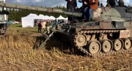 Piknik w Bielanach – lufa czołgu stłukła szybę w wozie strażackim