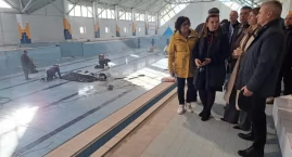 Kończą układać płytki w niecce. Jak przebiega remont sokołowskiego basenu?