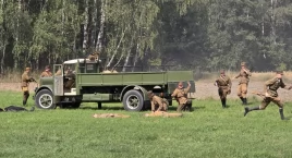 Niezwykła rekonstrukcja bitwy pod Sikorami. Nadleciał nawet samolot! [GALERIA I FILMY]