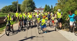 Zdjęcie przedstawia: Bielany-Wąsy. Mieszkańcy pożegnali lato na pikniku rodzinnym.
