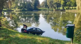 Po zderzeniu dwóch samochodów jeden wpadł do stawu n…