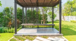 Jak poprawnie zamontować podstawę słupa w betonie?
