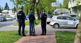 Syn jechał hulajnogą bez kasku, ojciec dostał 100 zł mandatu...