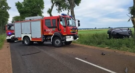 Osobówka dachowała na drodze do Gródka