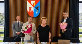 Wójt gminy Sterdyń z wotum zaufania i absolutorium. Na koniec tort dla wszystkich.