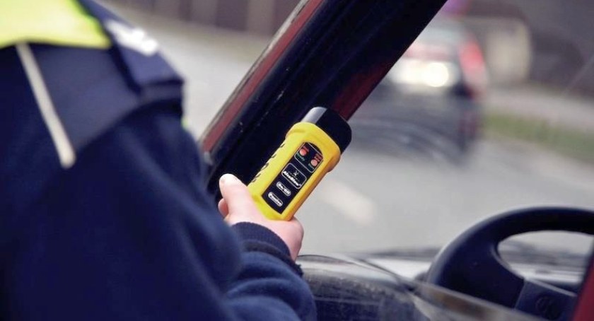 Pijany 90-latek uszkodził inne auto i uciekł!