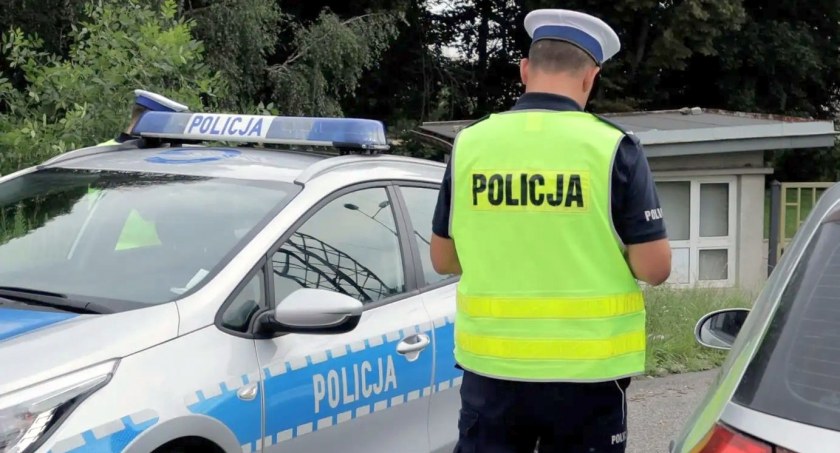 Piesza potrącona na przejściu, kia uszkodzona kamieniem