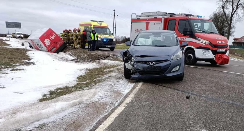 Kilka samochodów wylądowało w rowie, zagapił się staruszek jadący hondą