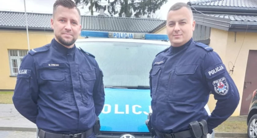 Policjanci z Węgrowa z narażeniem życia ewakuowali ludzi z płonącego bloku
