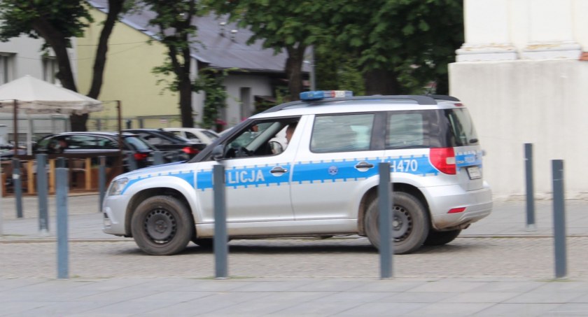 Starszy pan zdewastował młotkiem publiczną toaletę w Węgrowie