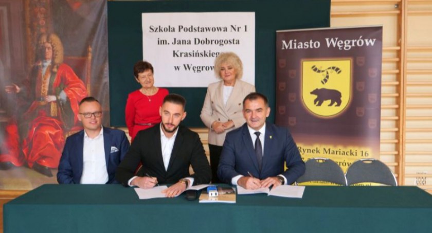 Umowa na budowę sali sportowej w Węgrowie podpisana