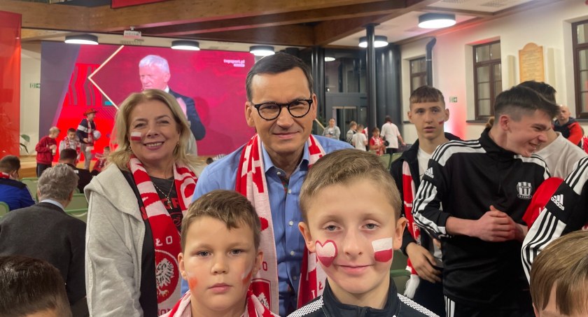 Premier Mateusz Morawiecki oglądał mecz Polska - Meksyk w Węgrowie