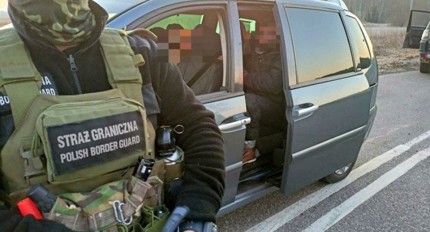 Toyota z nielegalnymi imigrantami uderzyła w autobus. Zaczął się pościg...