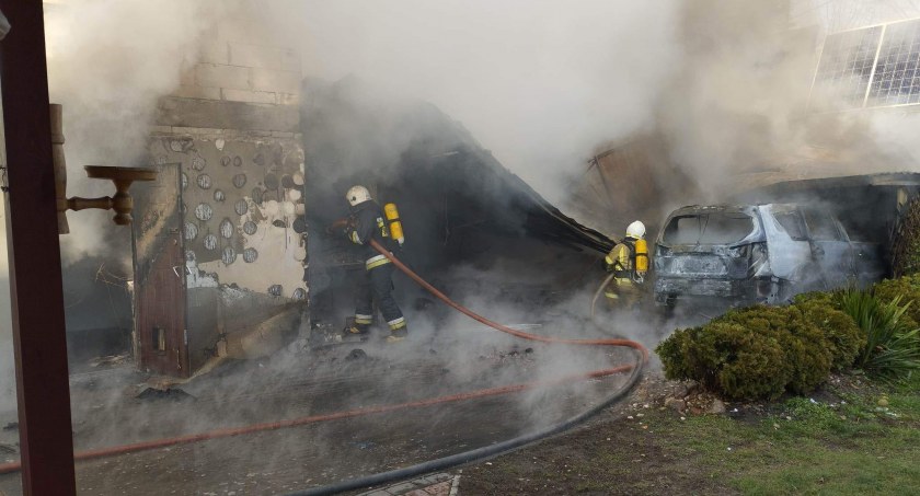Dwa groźne pożary w Łochowie, płonęły budynki i samochody