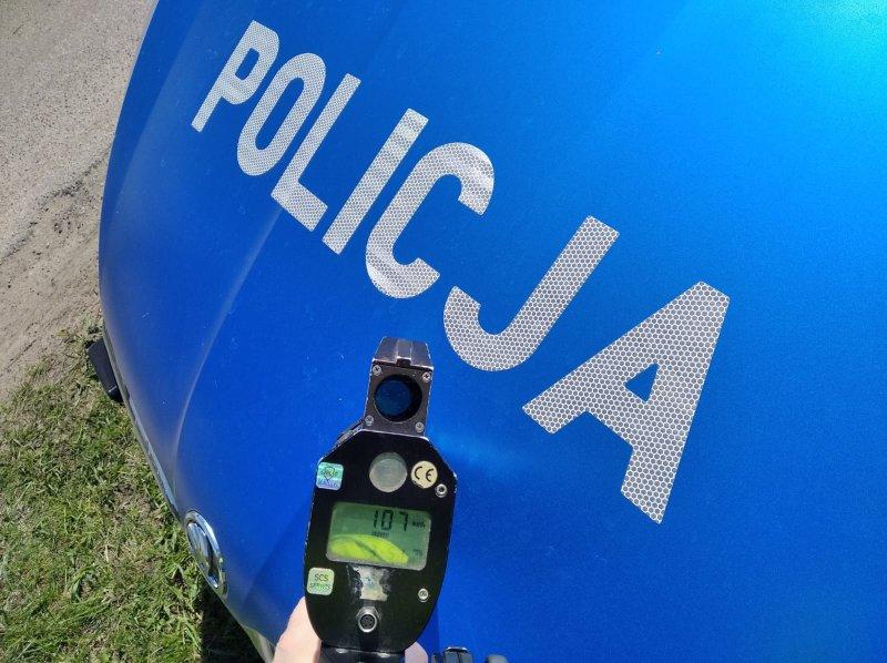Zagadał się z kolegami, nie zauważył, że to teren zabudowany i stracił prawo jazdy