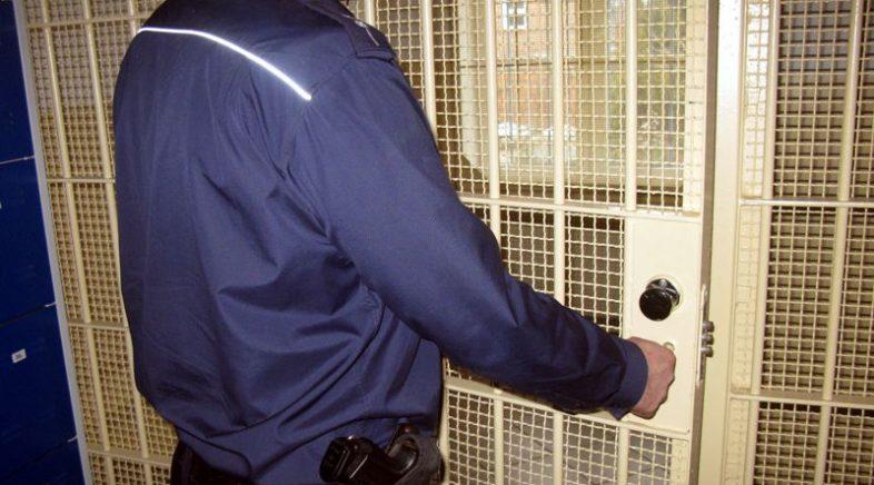 18-latek swoją ofiarę uderzał rękoma po głowie oraz po całym ciele, a następnie ukradł 70 zł