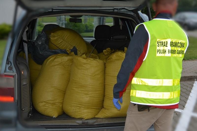 Mieszkaniec powiatu kętrzyńskiego wiózł towar bez akcyzy. Wpadł daleko od domu