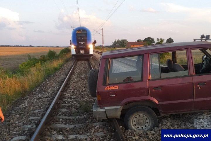 Auto porzucone na nasypie kolejowym. Policja sprawdza do kogo należało