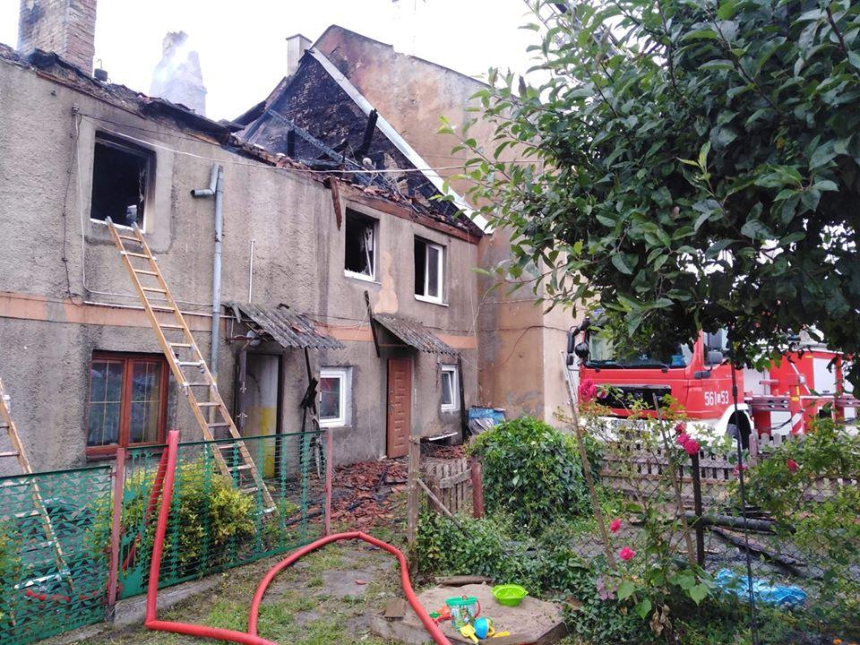 Pożar budynku wielorodzinnego w Barcianach. Jedna osoba trafiła do szpitala
