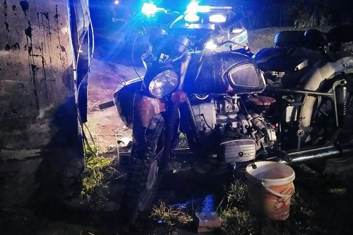 Nocna szarża motocyklem zakończona w szpitalu. 17-latek wjechał w... budynek mieszkalny