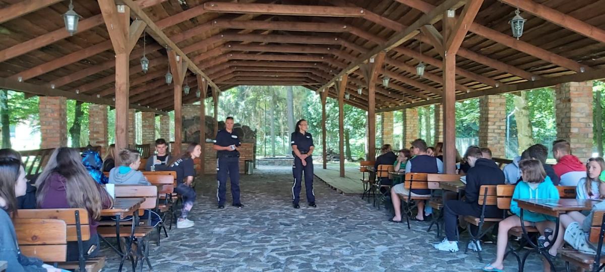 Nad wodą, w górach czy w domu. Policjanci rozmawiali o bezpieczeństwie podczas wakacji