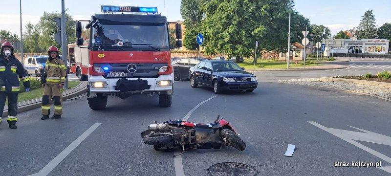 Kętrzyn. Skuter nie dał rady osobówce. Wypadek na rondzie Jana Pawła II