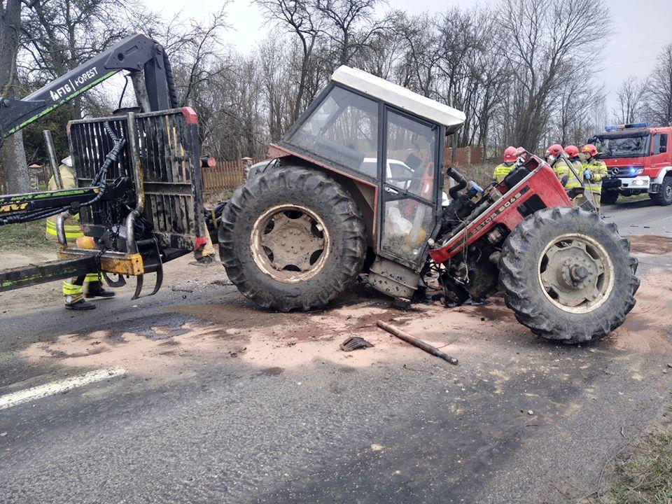 Wypadek na trasie Kętrzyn - Święta Lipka. Traktorzysta w szpitalu
